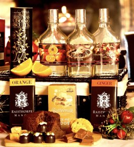 **New**Christmas Delight Hamper: Orange Gin 20cl, Mince Pie Gin 20cl, Christmas Pudding Gin 20cl, Sloe Port Fruit Cake, Orange Chocolate Bar, Ginger Chocolate Bar, Mince Pie Fudge, and Christmas Pudding Biscuits and Truffles